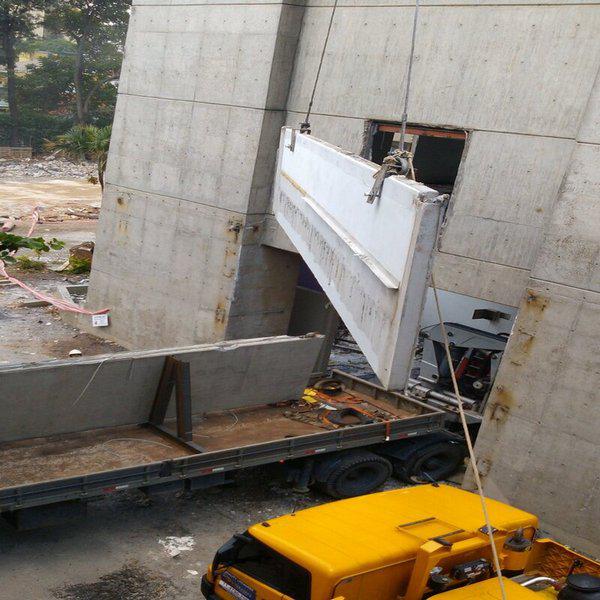 Demolição mecanizada de concreto armado